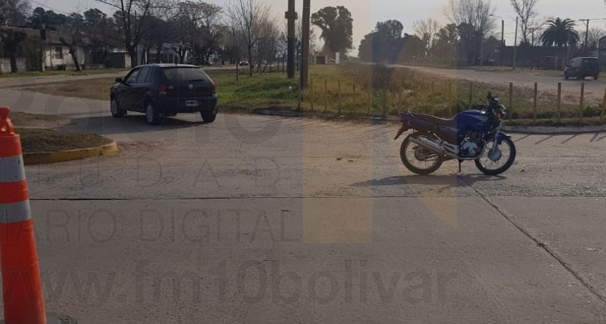 Un motociclista debi&oacute; ser hospitalizado tras un choque en Av. Mariano Unzu&eacute;