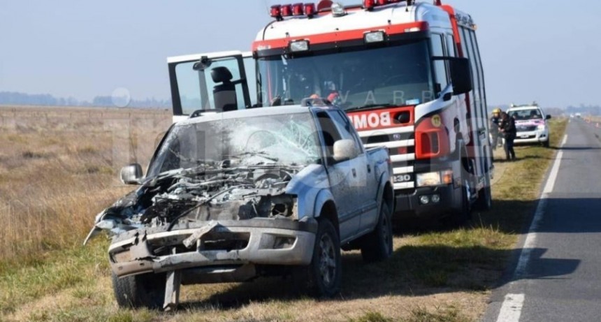 Espigas; Choc&oacute; con un cami&oacute;n y se le prendi&oacute; fuego la camioneta, un hombre fue hospitalizado