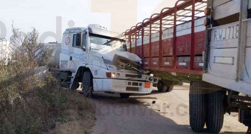 Espectacular impacto entre dos camiones en Ruta 65; sin heridos