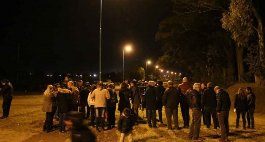 Marcos Pisano y vecinos del barrio encendieron las luces de la calle Jos&eacute; Castell&aacute;