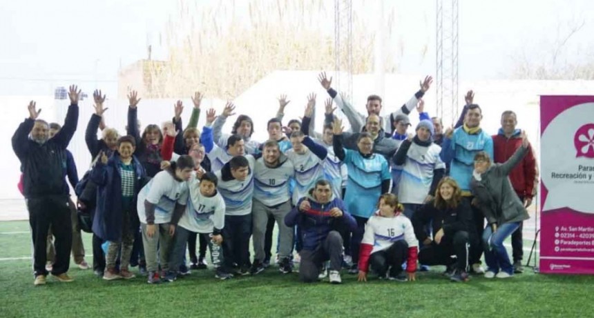 Pisano entreg&oacute; camisetas a los equipos de f&uacute;tbol de paradeporte