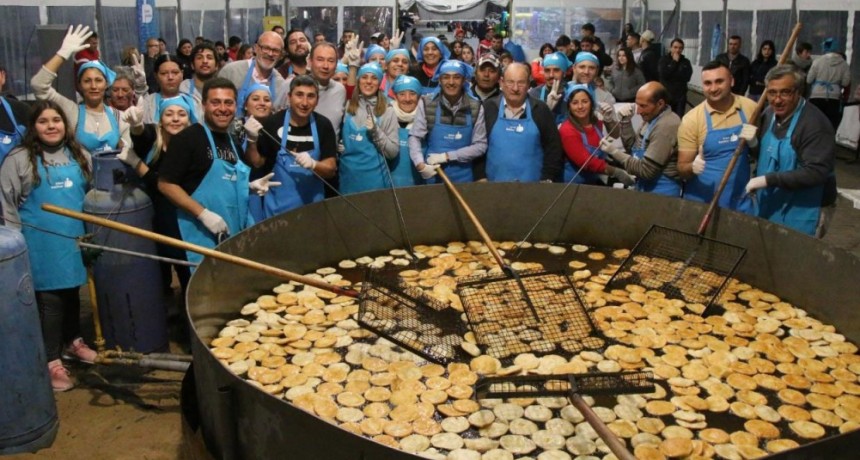 Tortas fritas y amigos en el Centro C&iacute;vico