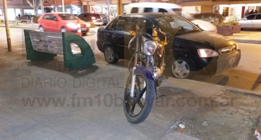 Leve impacto entre auto y moto sobre Avenida San Mart&iacute;n; una mujer fue hospitalizada 