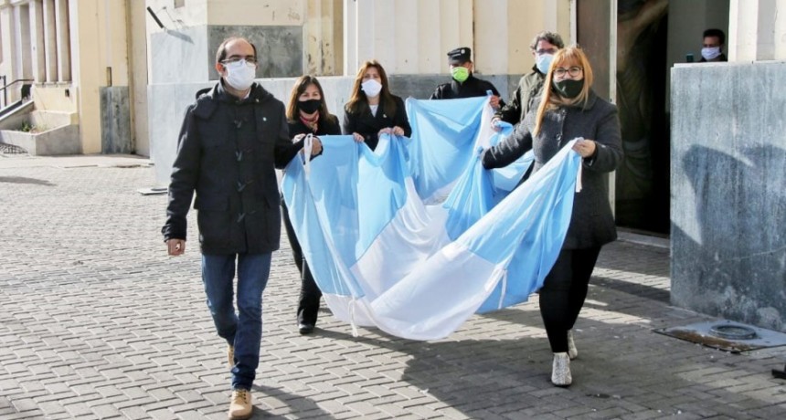 Sin acto oficial, Pisano iz&oacute; la bandera en el m&aacute;stil central en conmemoraci&oacute;n del 204&deg; aniversario de la Independencia Argentina