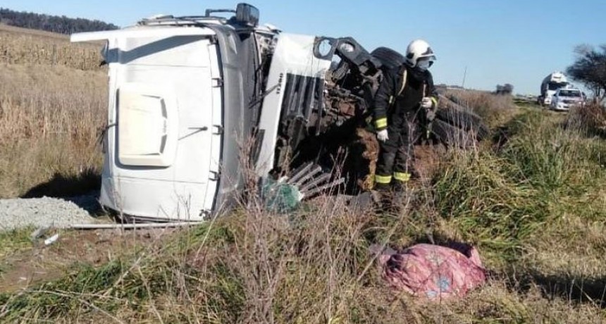 Ruta 51: Vuelco de un cami&oacute;n en el tramo Alvear-Saladillo