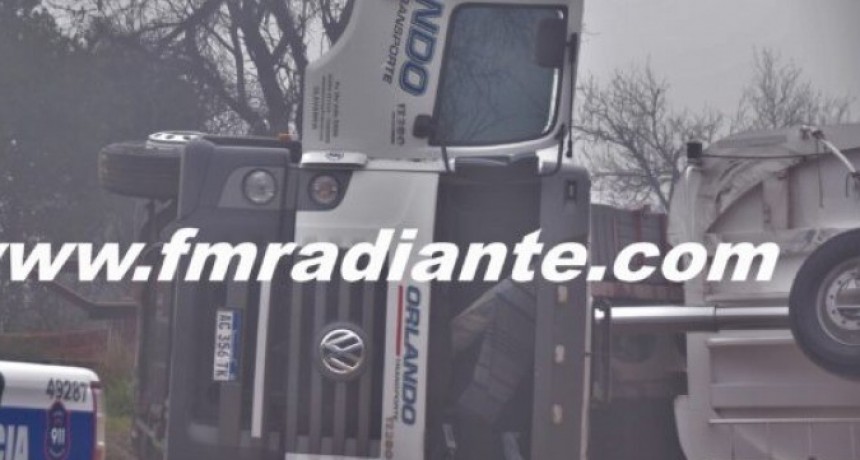 Volc&oacute; en su cami&oacute;n y se hallaba oculta su familia en el habit&aacute;culo