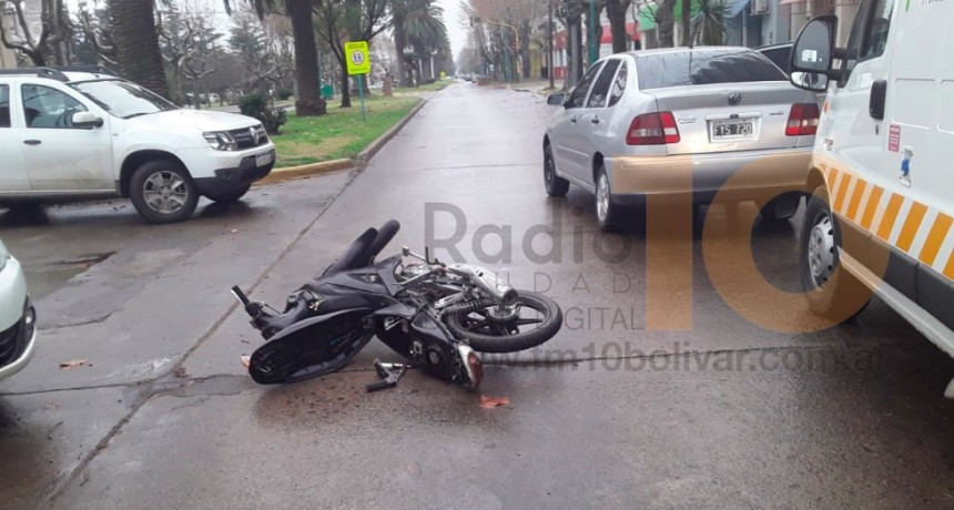 Impacto entre un auto y una moto