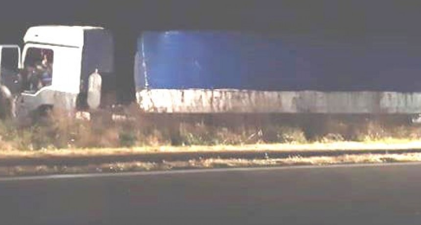 Milagro en ruta 5: Se rozaron dos camiones y uno termino despistado
