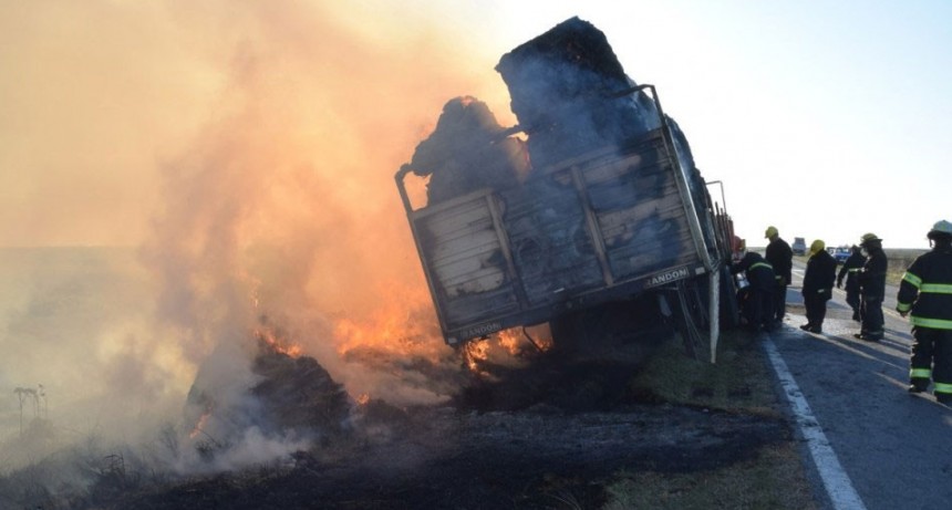 Ruta 226 KM 345: Impresionante incendio de un cami&oacute;n con fardos