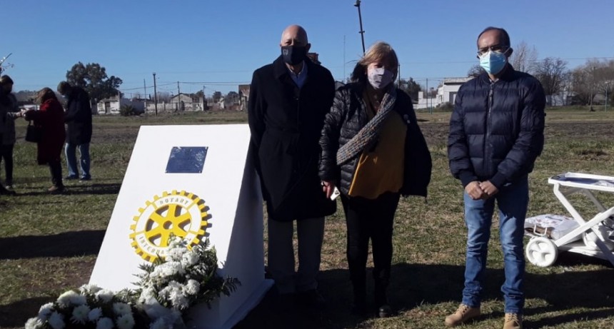 El Rotary Club reconoció al personal de salud, descubrieron una placa en el “Paseo Ferroviario” y asistieron autoridades municipales