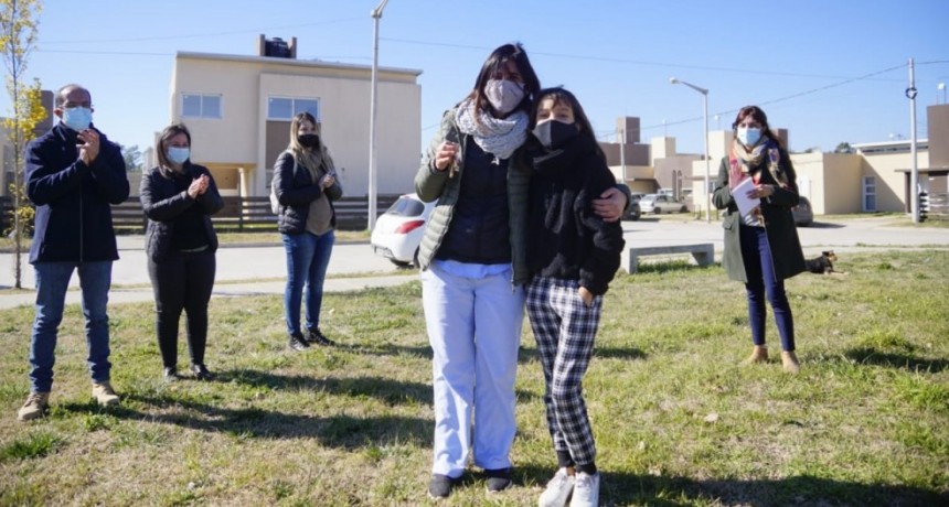 Marcos Pisano entregó las llaves de 11 viviendas a familias bolivarenses, en el Complejo Urbanístico PROCREAR 