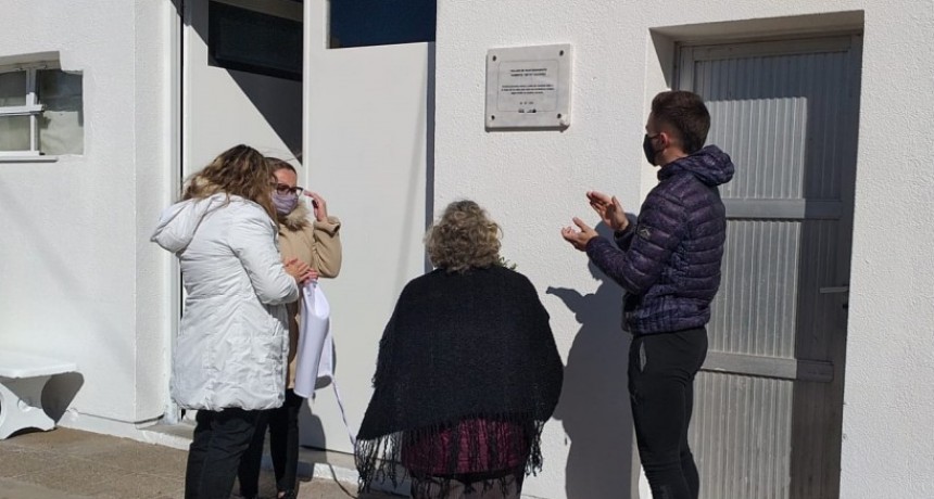 Compañeros y autoridades municipales recordaron a Beto Álvarez, colocando una placa con su nombre al taller de mantenimiento del hospital Capredoni