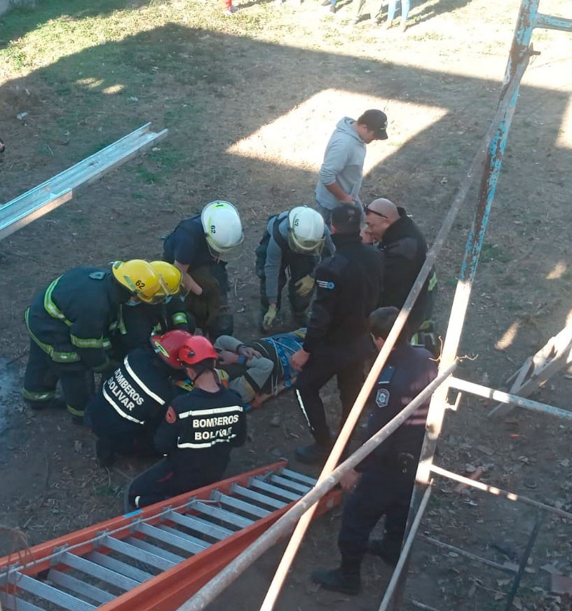 Una persona cayó desde un techo en una obra en construcción