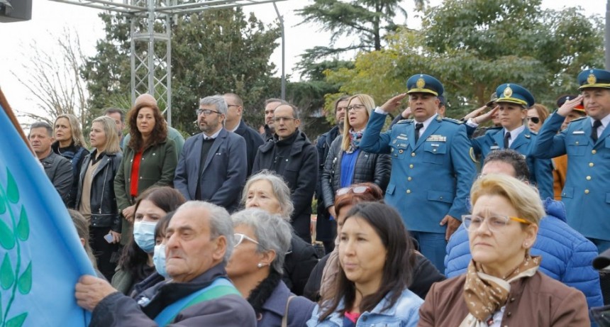 El intendente Marcos Pisano encabezó la celebración por el 206° aniversario de la declaración de la independencia argentina