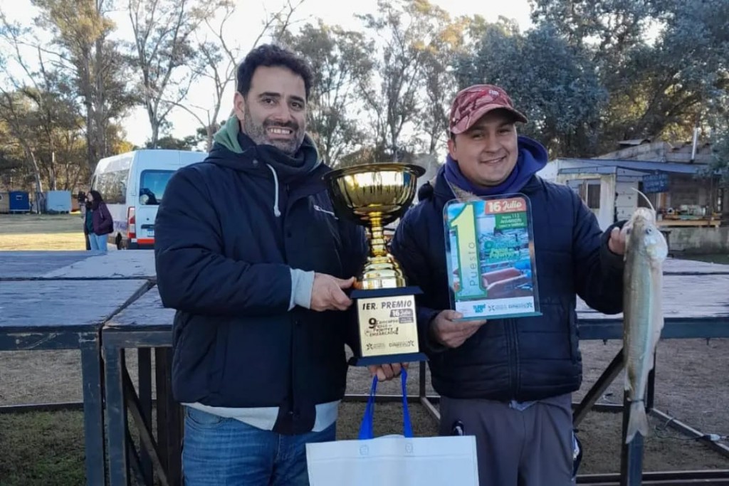 El bolivarense Kevin Burgos fue el ganador del 9° Concurso de Pesca de Pejerrey modalidad embarcado y habló con FM 10