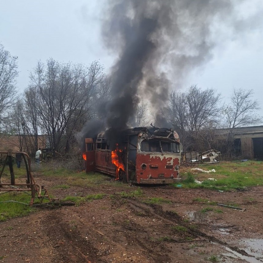 Acudieron Bomberos Voluntarios y Equipo Emergente,  y quemaban residuos en el interior de un colectivo