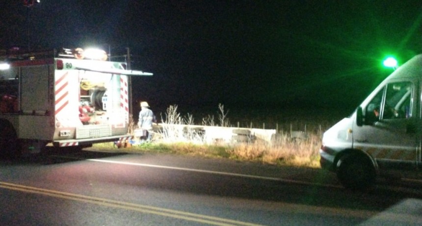Esta madrugada: Volcó un camión