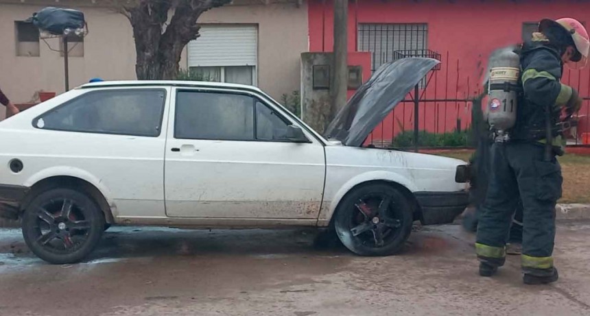 Bomberos Voluntarios asistieron al principio de incendio de un auto