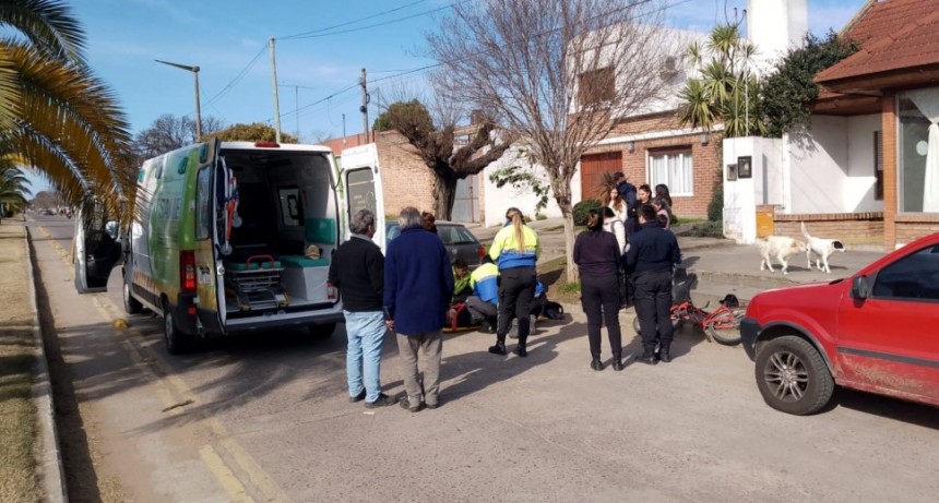 Un motociclista impactó a un ciclista y se fue del lugar