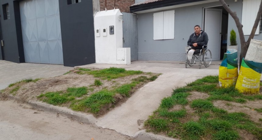 La solidaridad pudo nuevamente ante la necesidad: Ricardo Pavía fue amputado en ambas piernas recientemente, y necesita construir una rampa segura para salir de su casa