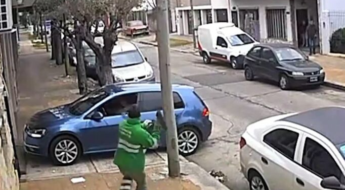 Un trabajador de limpieza urbana espantó a dos ladrones a escobazos