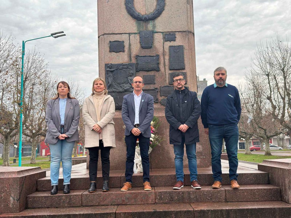 Día de la Independencia: El Intendente Pisano encabezó el Izamiento del Pabellón Nacional