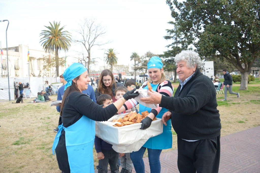 Este domingo, con más de 10 mil tortas fritas, Bolívar y su gente,  celebró el Día del Amigo