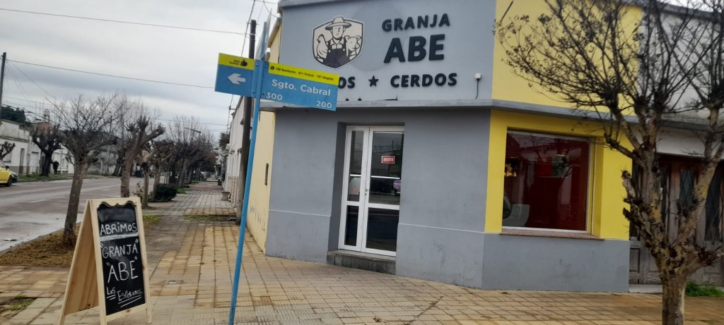 Abrió sus puertas Granja ABE, cerdos y pollos