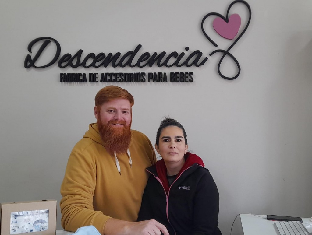 Bebecorp Bolívar: Renzo y Gaby, presentaron Descendencia, una marca propia en accesorios para el bebé, que ya se conoce en toda la zona