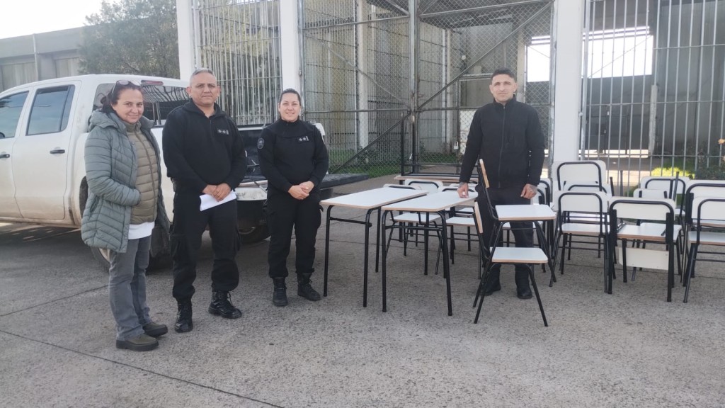 Unidad 17: personas privadas de la libertad restauraron mobiliario escolar para una escuela de Urdampilleta
