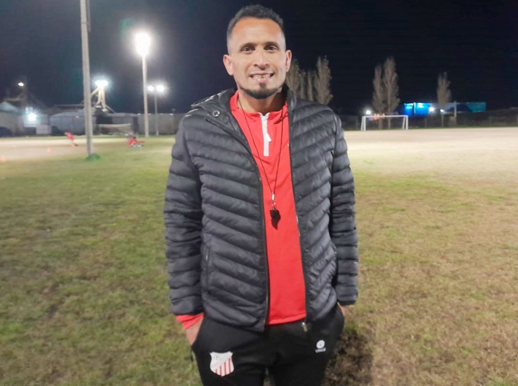 Milton &Aacute;lvez: "La idea es aportarle herramientas a los chicos, entrenamiento a entrenamiento, para que despu&eacute;s cuando lleguen a la cancha se sientan seguros&rdquo;