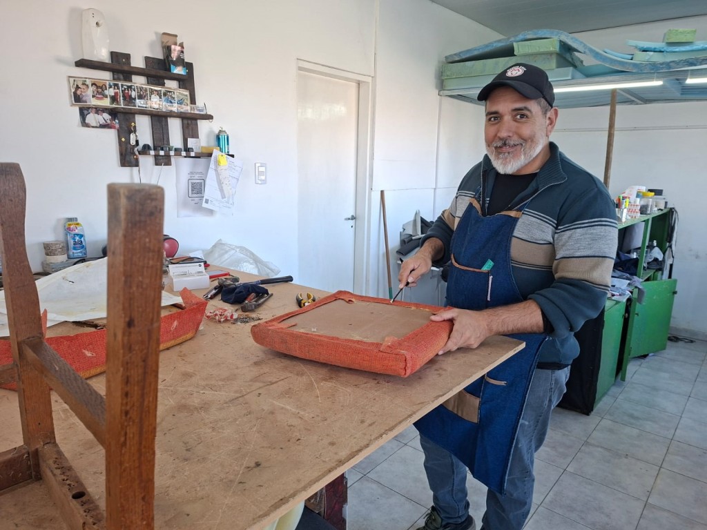 Tapicer&iacute;a "Mir&aacute; qu&eacute; Lindo", un comercio cl&aacute;sico en un barrio que no para de crecer en Bol&iacute;var