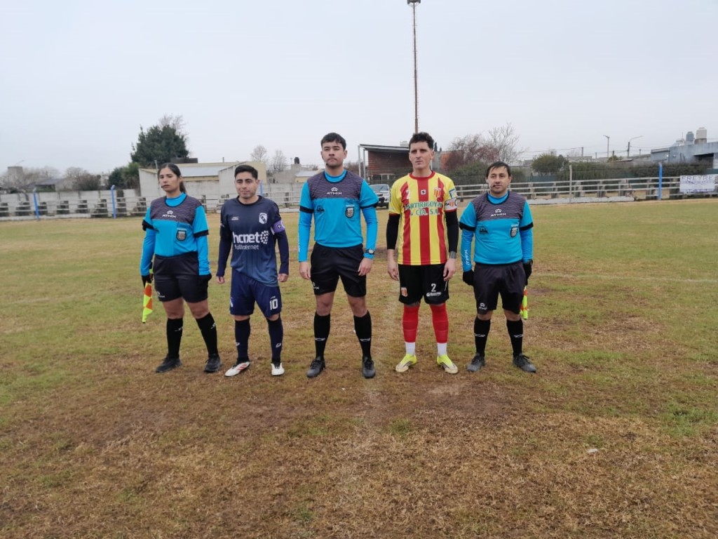 Independiente y Bull Dog no se sacaron diferencia en el inicio de la Copa Centenario 