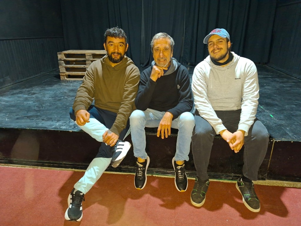 Grupo de Teatro El Rojo presenta "El Loco y el Comod&iacute;n", en la sala Duillio Lanzoni, este domingo 12 de julio 