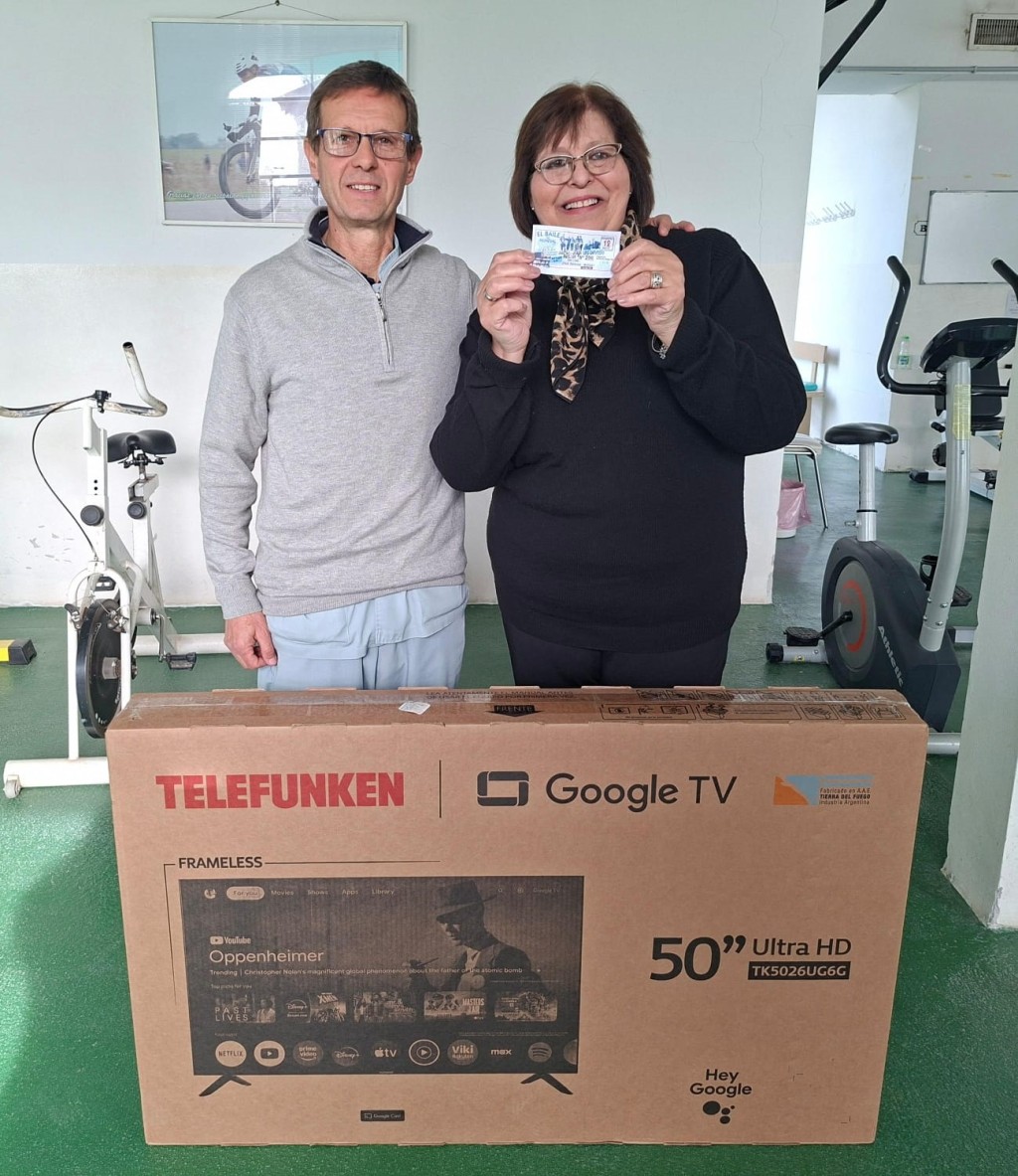 El Centro de Rehabilitaci&oacute;n Integral hizo entrega del Televisor 50' a su ganadora: Araceli Garc&iacute;a