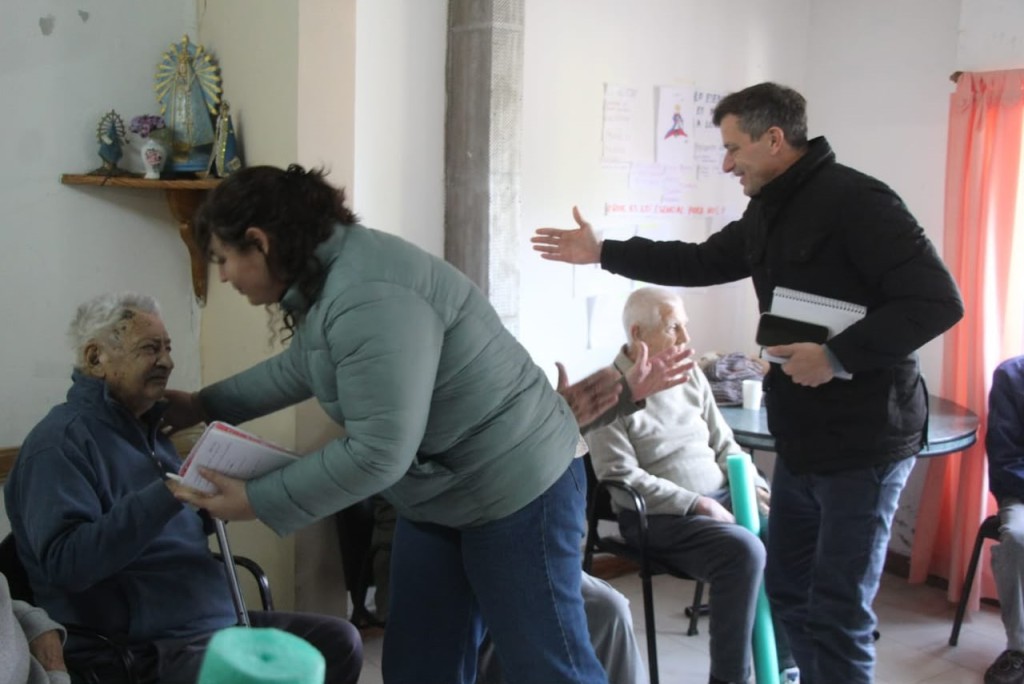 Bucca visit&oacute; el Centro de D&iacute;a Reencuentro 