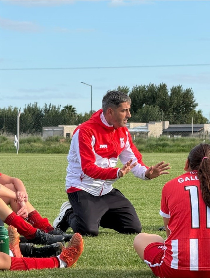 Ariel Ferrari: "Hemos logrado estar a la altura, ser competitivos, las chicas han logrado estar casi todo el campeonato invictas, recibiendo muy pocos goles y, la verdad que, est&aacute;n muy motivadas"