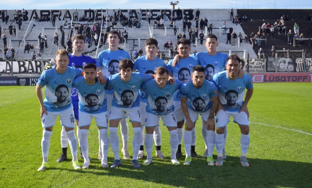 Ciudad Bol&iacute;var sorprendi&oacute; con la nueva camiseta homenaje a Messi y la Selecci&oacute;n Nacional, y se trajo un valioso triunfo desde Caseros ante Estudiantes