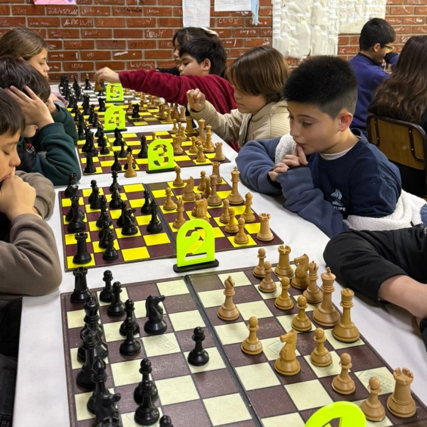 La Escuela Municipal de Ajedrez contin&uacute;a liderando el Prix del Centro, tras una destacada actuaci&oacute;n en la ciudad de 25 de Mayo
