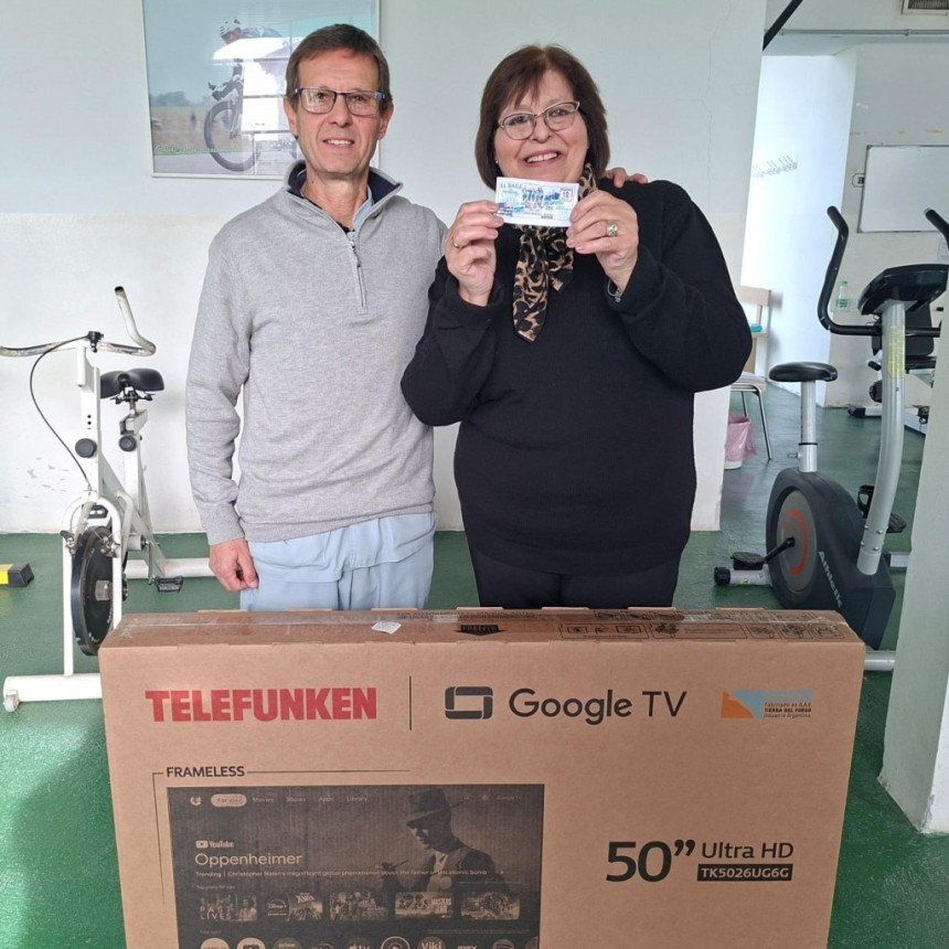 El Centro de Rehabilitaci&oacute;n Integral hizo entrega del Televisor 50' a su ganadora: Araceli Garc&iacute;a