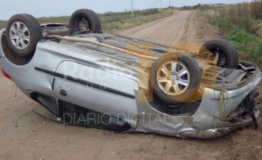 Vuelco espectacular en camino rural