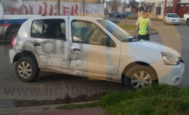 Violenta colisión de dos vehículos en calles Las Heras y Quirno Costa