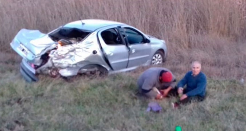 Accidente en Ruta 205 km 315: Auto y cami&oacute;n involucrados; los ocupantes del auto fueron traslados al hospital local