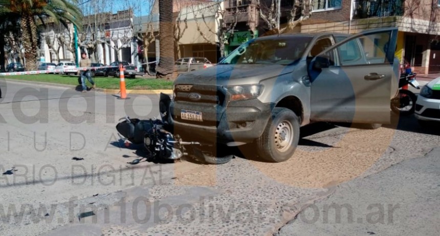 Violento impacto entre moto y camioneta en San Martin y Olascoaga: Dos motociclistas fueron hospitalizados