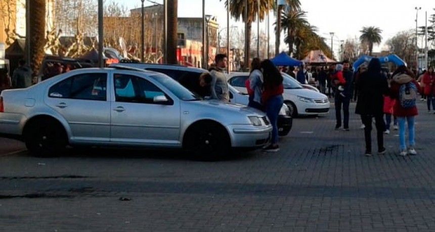 El primer Bol&iacute;var Car Show motorizo el Centro C&iacute;vico