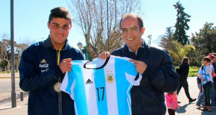 Enzo Stampone lleg&oacute; a Bol&iacute;var luciendo su medalla de subcampe&oacute;n