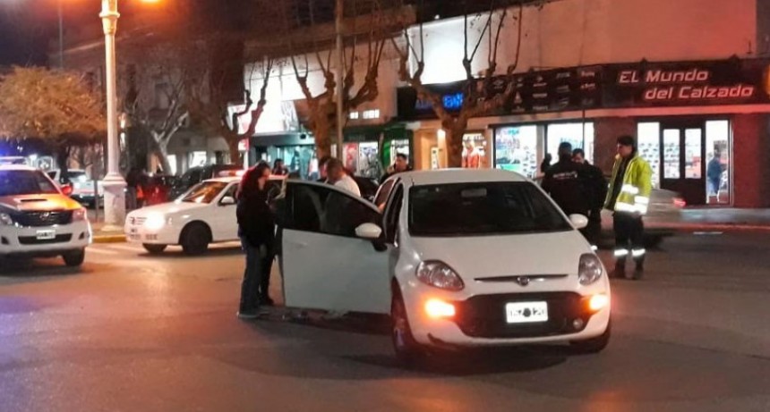 Colisi&oacute;n en San Mart&iacute;n y Dorrego: Una ciclista fue trasladada al hospital sin aparentes heridas de gravedad