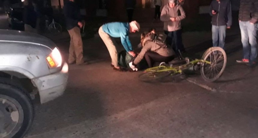 Colisi&oacute;n en Viamonte y Borges: Una ciclista fue hospitalizada