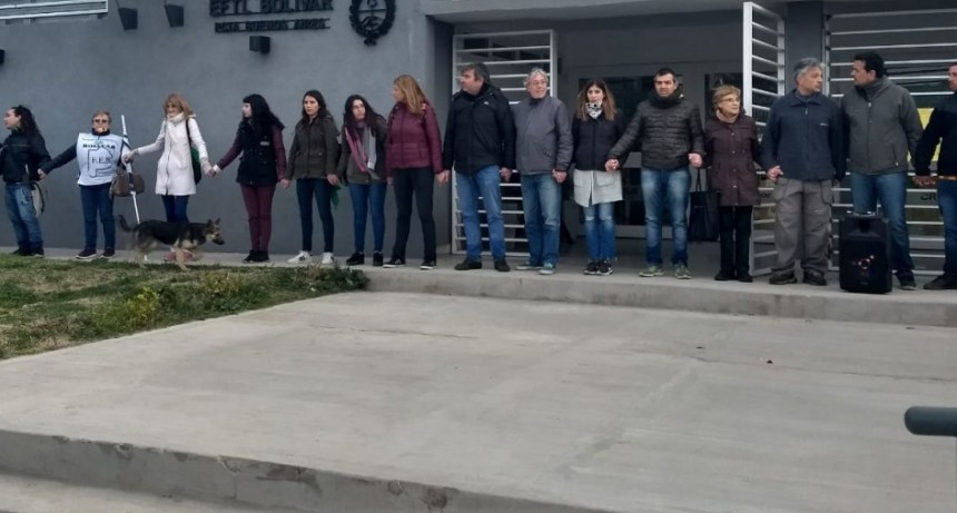 Se realizo ayer una marcha y abrazo simb&oacute;lico al CRUB en defensa de la Educaci&oacute;n P&uacute;blica