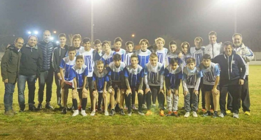 El Intendente Pisano junto a la selecci&oacute;n sub-13 de Bol&iacute;var